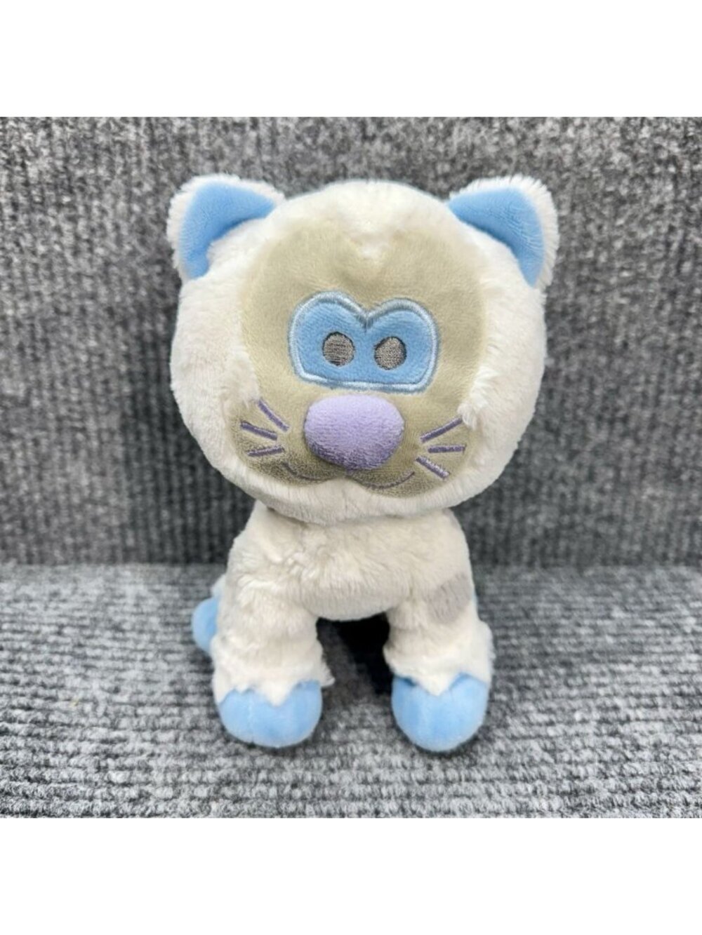 Disney Land World Expedition Everest White Blue Gray Snow Leopard Plush Cat